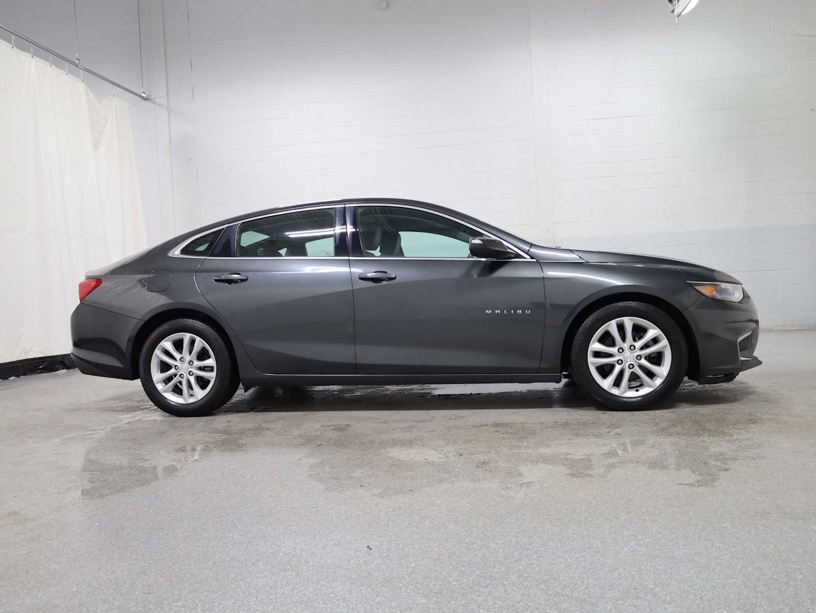 Thumbnail: 2017 Chevrolet Malibu - 10