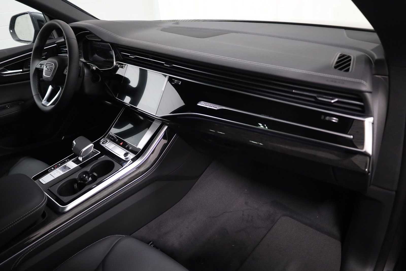 Thumbnail: 2026 Audi Q8 - 6