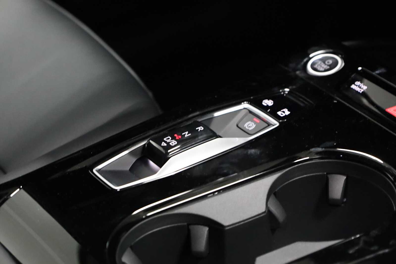 Thumbnail: 2025 Audi Q6 e-tron - 19