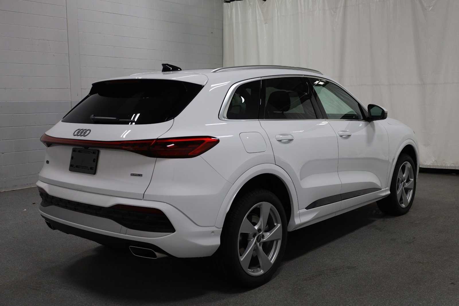 Thumbnail: 2025 Audi Q5 - 9