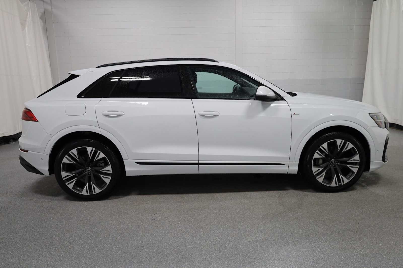 Thumbnail: 2026 Audi Q8 - 10