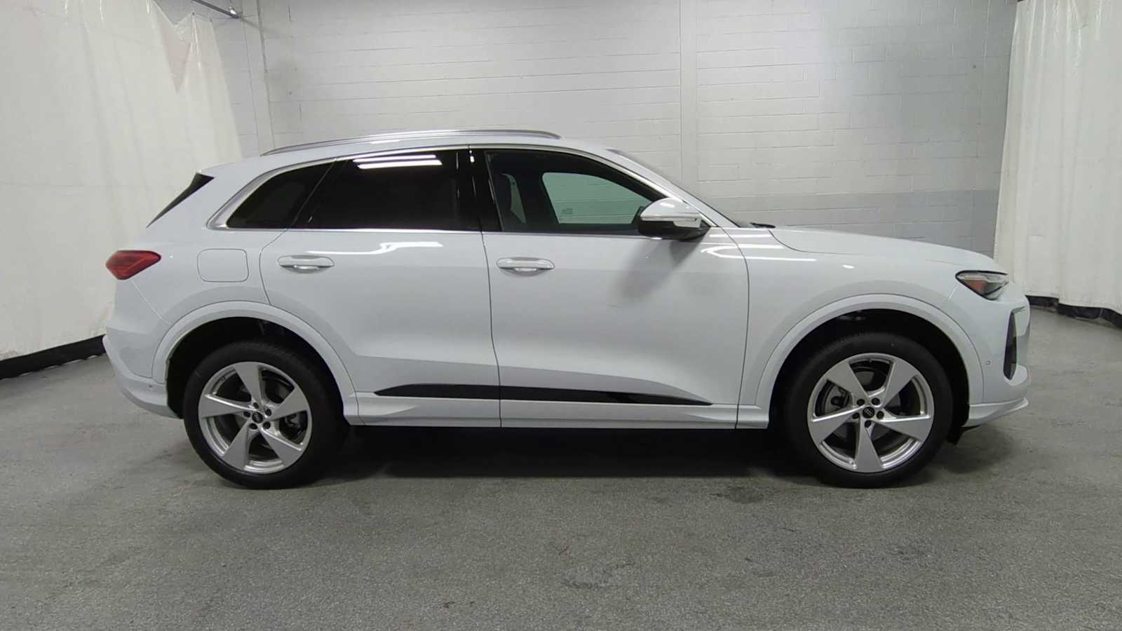 Thumbnail: 2025 Audi Q5 - 8