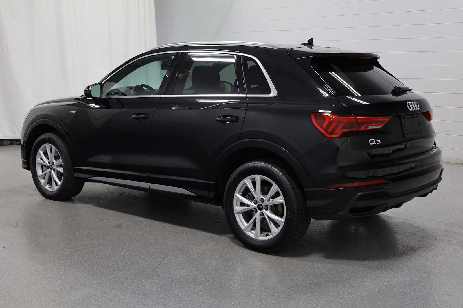 2023 Audi Q3 45 TFSI S line Premium photo 2