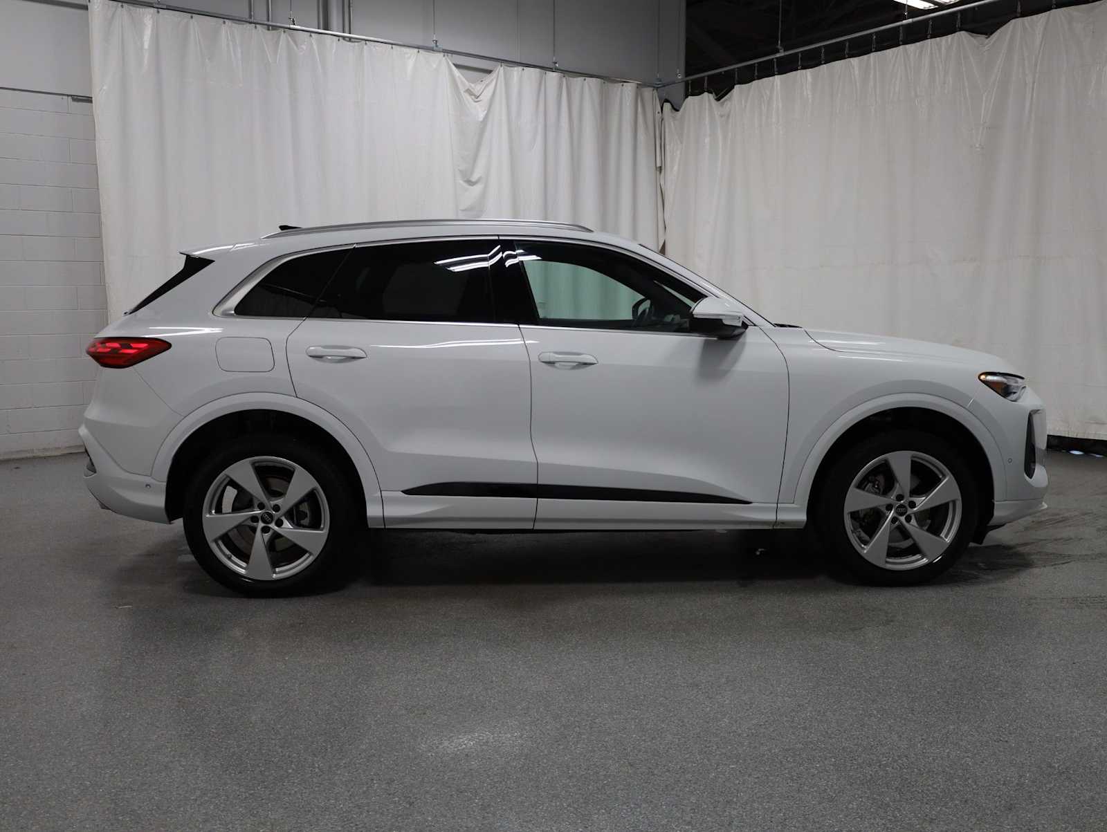 Thumbnail: 2025 Audi Q5 - 10