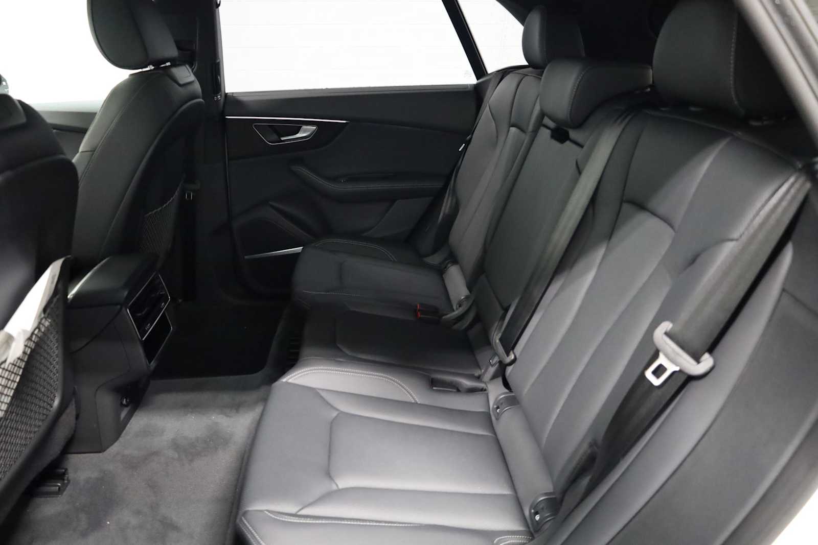 Thumbnail: 2026 Audi Q8 - 33