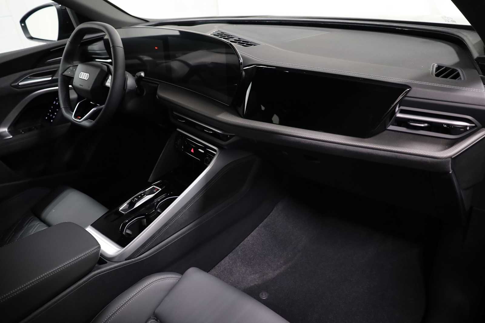 Thumbnail: 2025 Audi SQ5 - 6