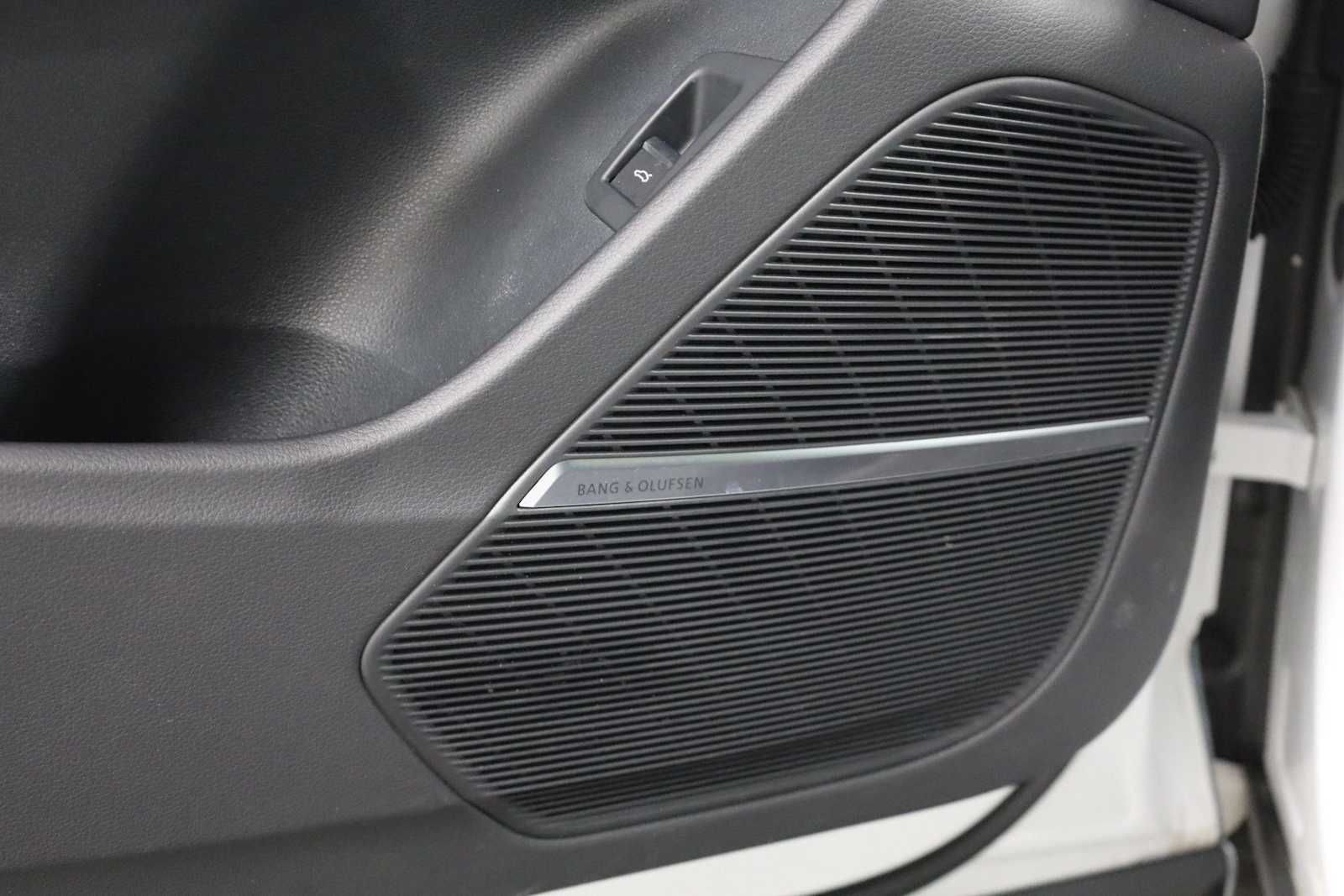 Thumbnail: 2023 Audi Q8 - 17