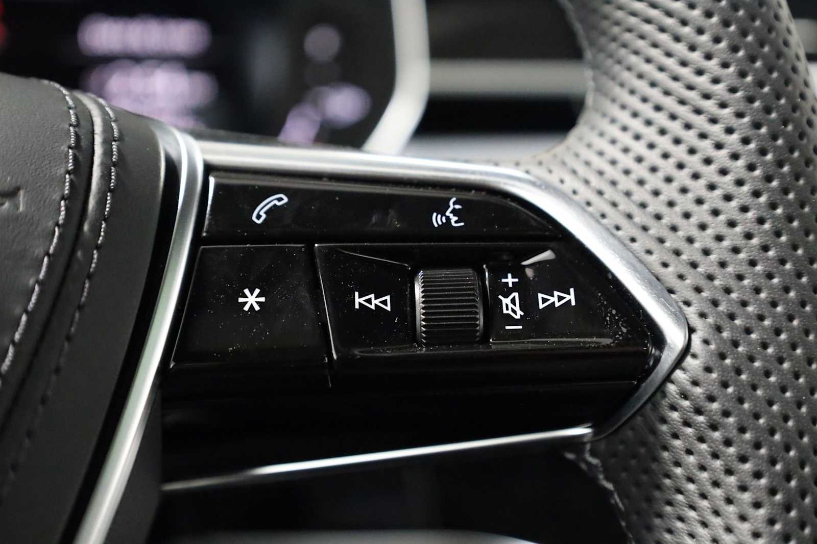 Thumbnail: 2025 Audi S8 - 27