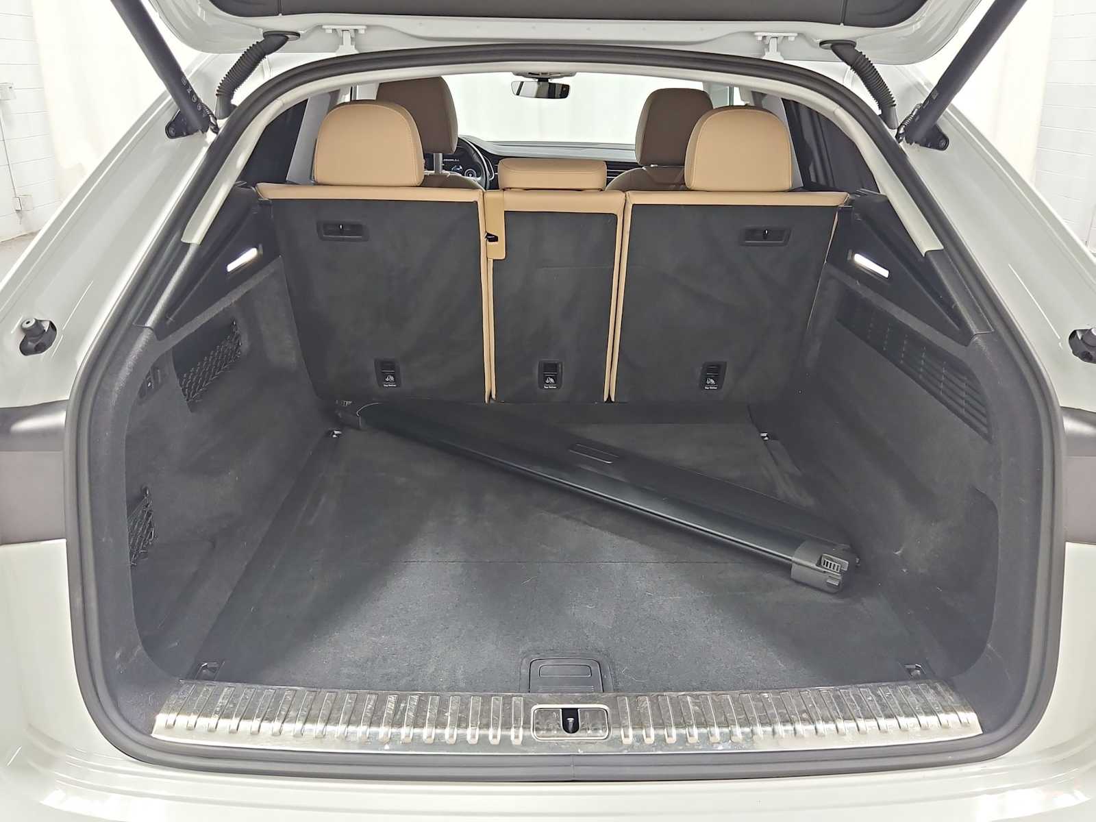 Thumbnail: 2023 Audi Q8 - 38