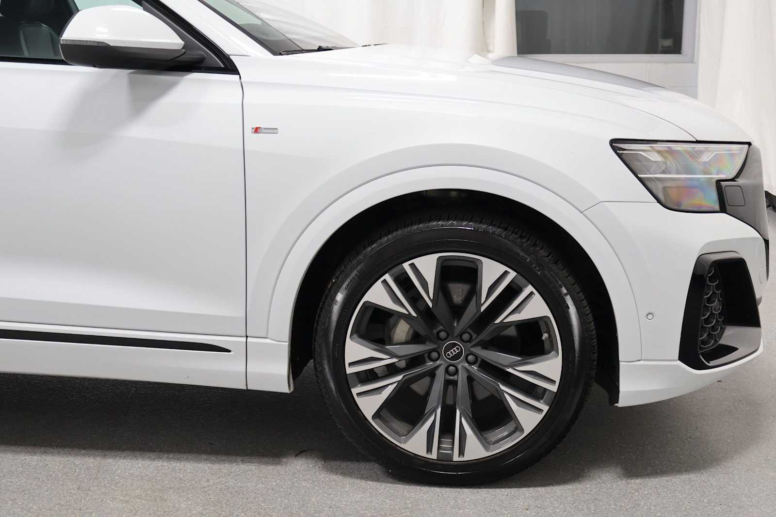 Thumbnail: 2025 Audi Q8 - 11