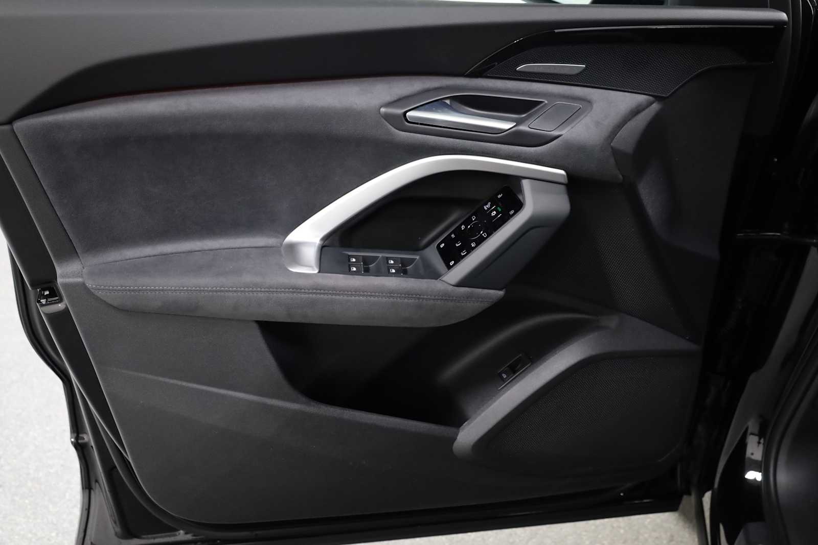 Thumbnail: 2025 Audi SQ5 - 16