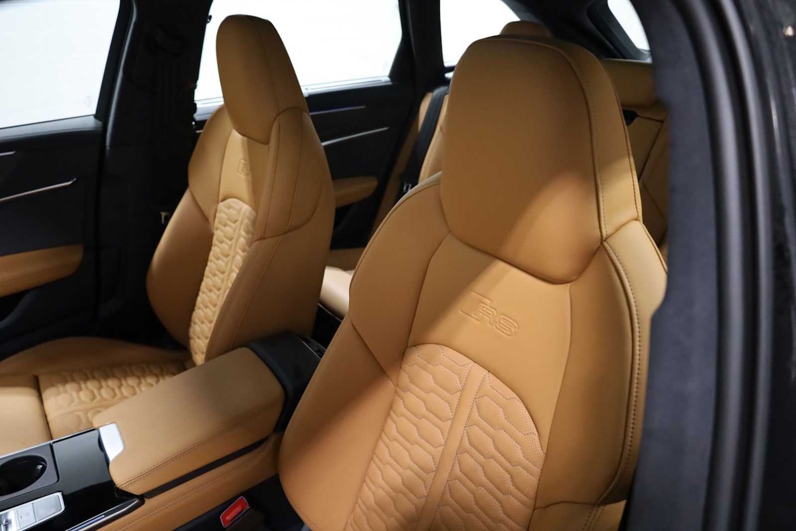 Thumbnail: 2026 Audi RS 6 - 18