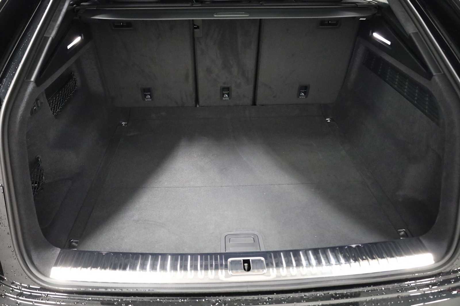 Thumbnail: 2026 Audi RS Q8 - 38