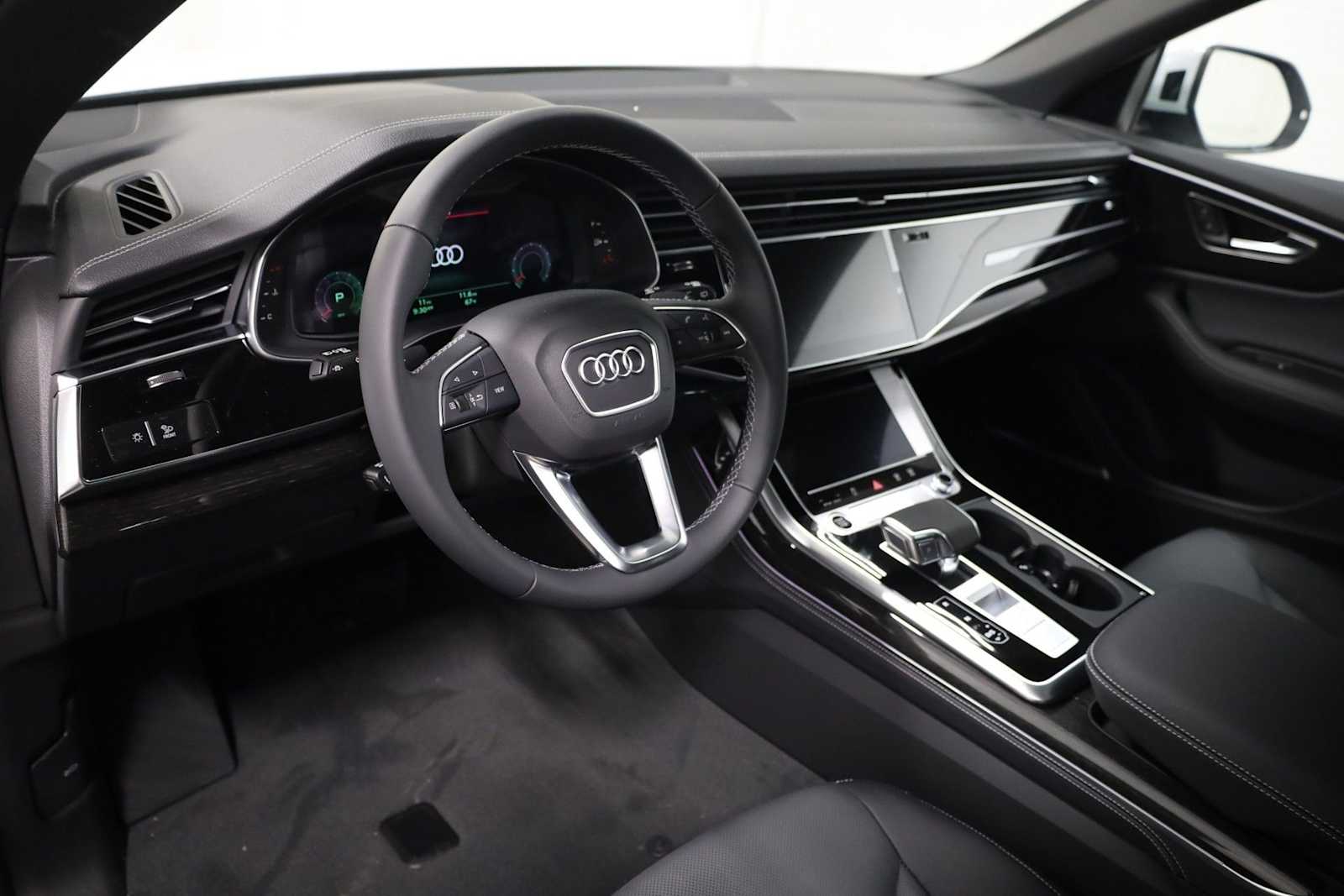 Thumbnail: 2026 Audi Q8 - 4