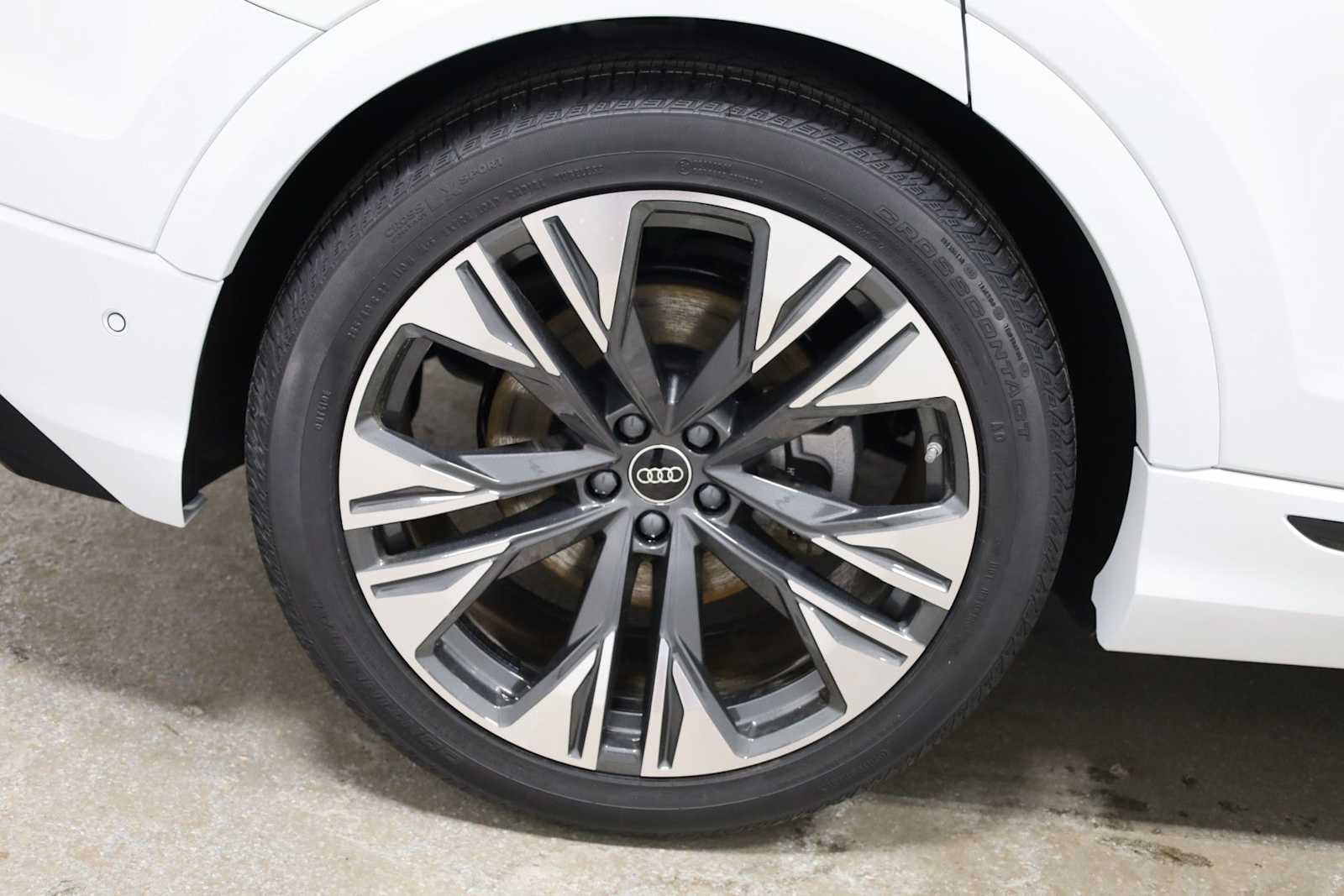 Thumbnail: 2026 Audi Q8 - 36