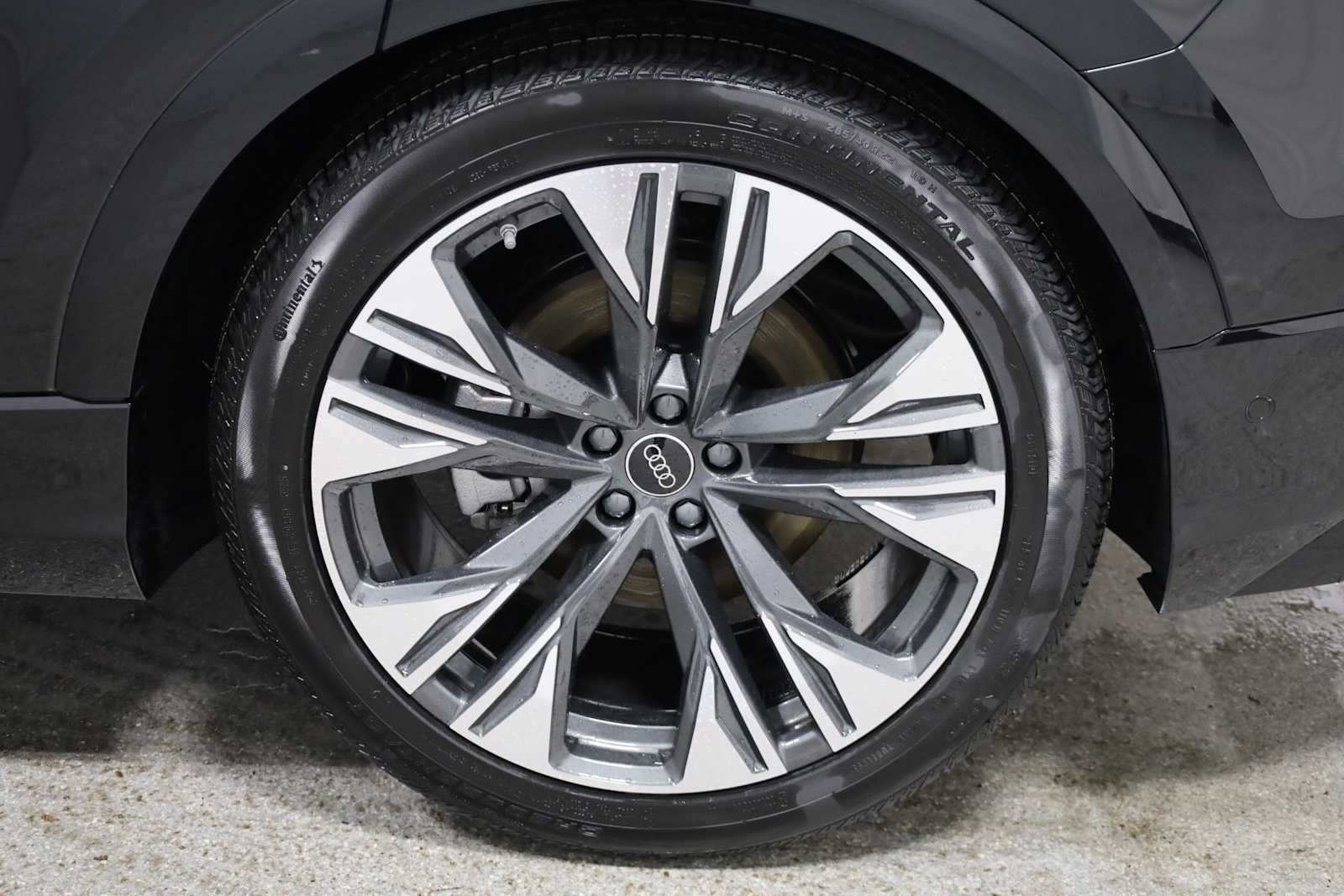 Thumbnail: 2026 Audi Q8 - 36