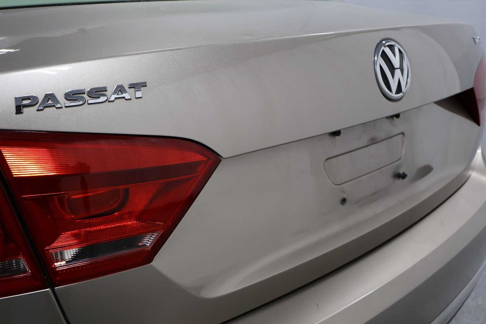 Thumbnail: 2015 Volkswagen Passat - 8