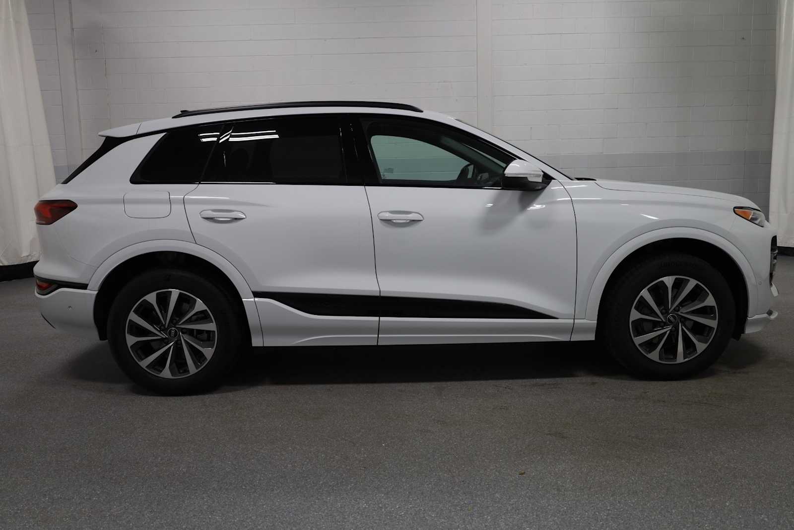 Thumbnail: 2025 Audi Q6 e-tron - 10