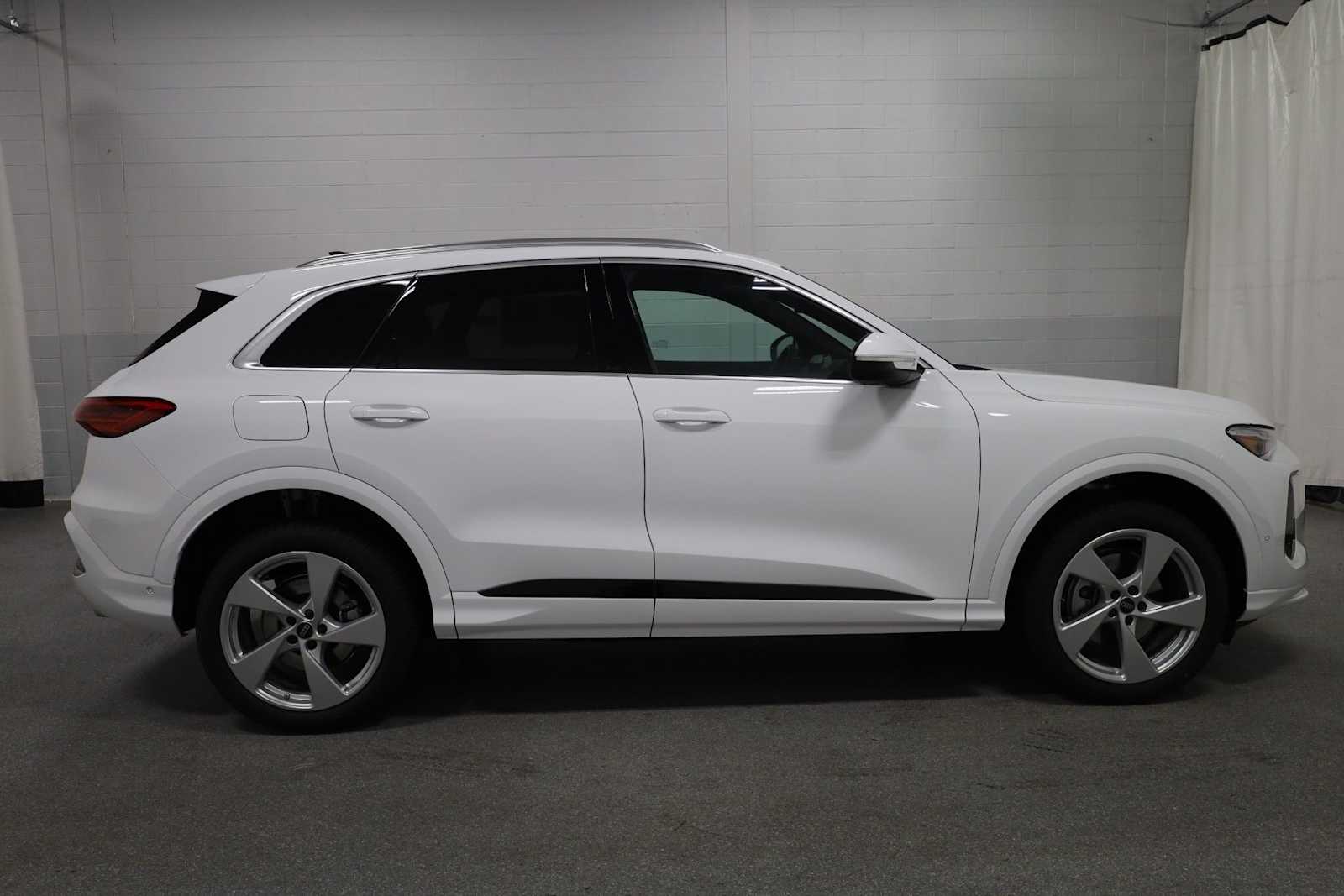 Thumbnail: 2025 Audi Q5 - 10