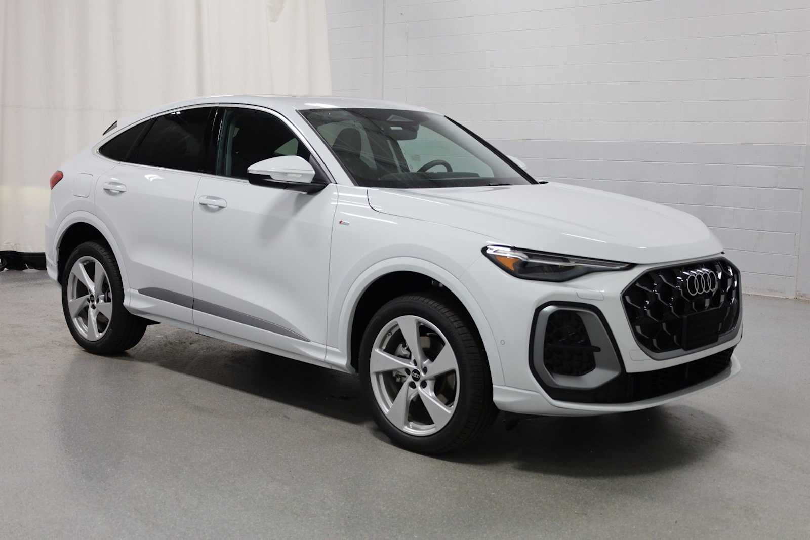 Thumbnail: 2025 Audi Q5 - 13