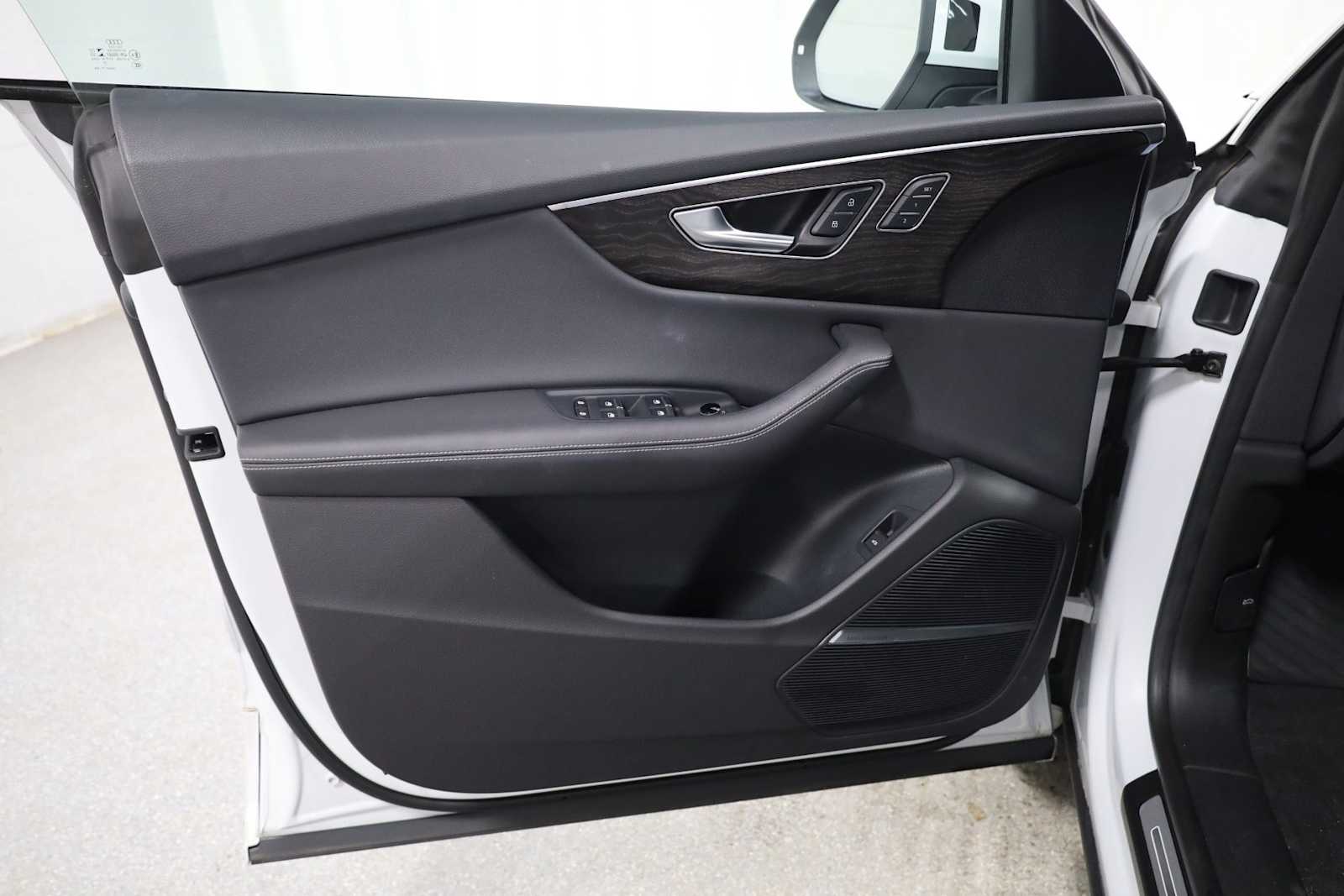 Thumbnail: 2023 Audi Q8 - 16