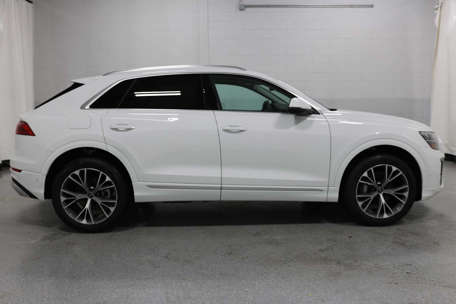 Thumbnail: 2025 Audi Q8 - 10