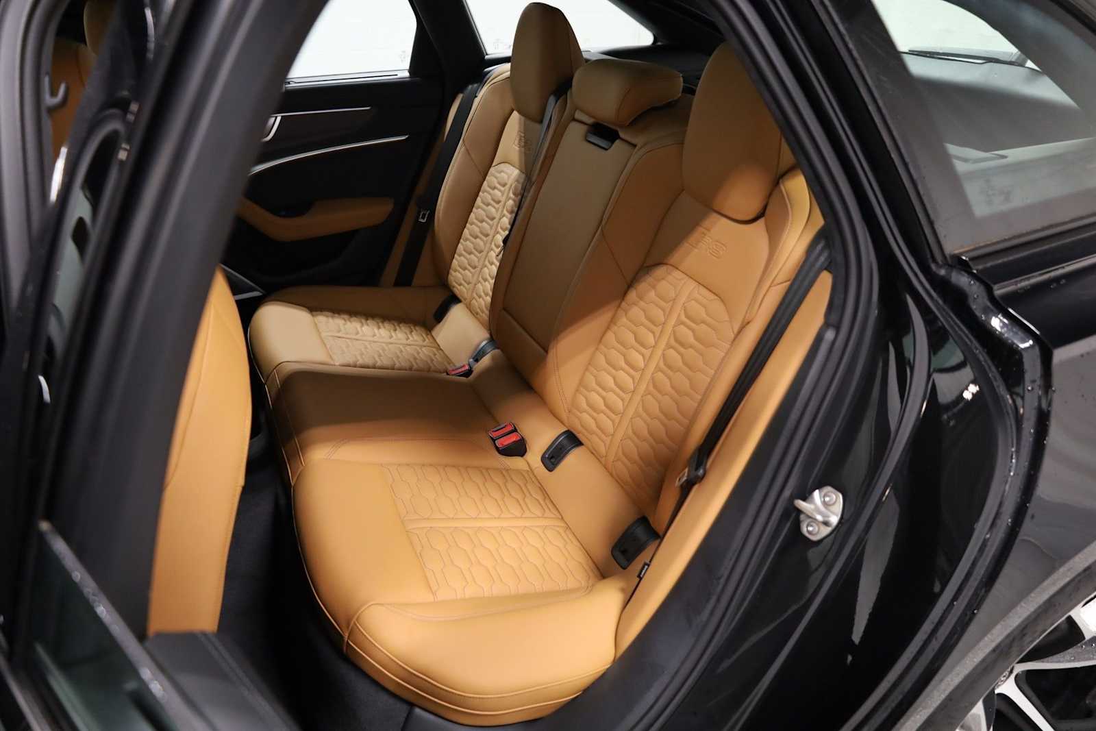 Thumbnail: 2026 Audi RS 6 - 34