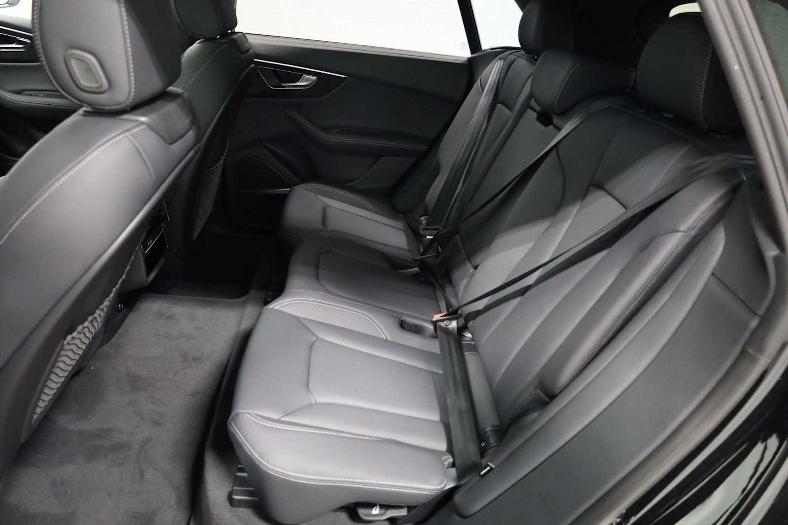 Thumbnail: 2026 Audi Q8 - 34