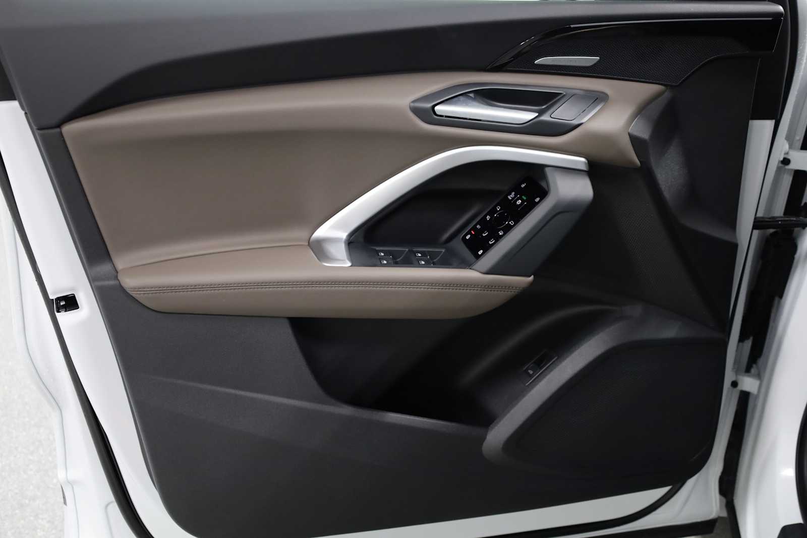 Thumbnail: 2025 Audi Q5 - 16