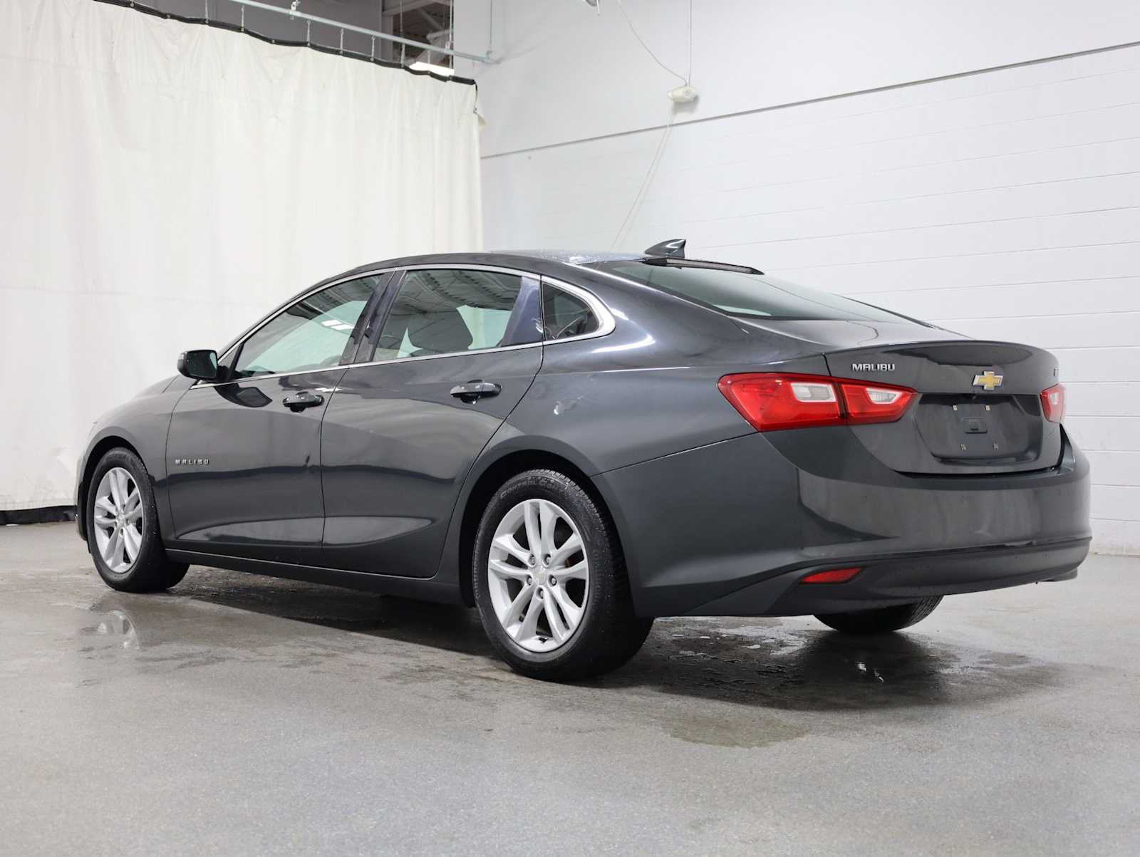 Thumbnail: 2017 Chevrolet Malibu - 3