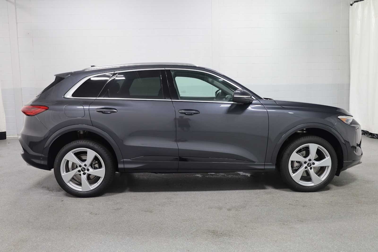 Thumbnail: 2025 Audi Q5 - 10