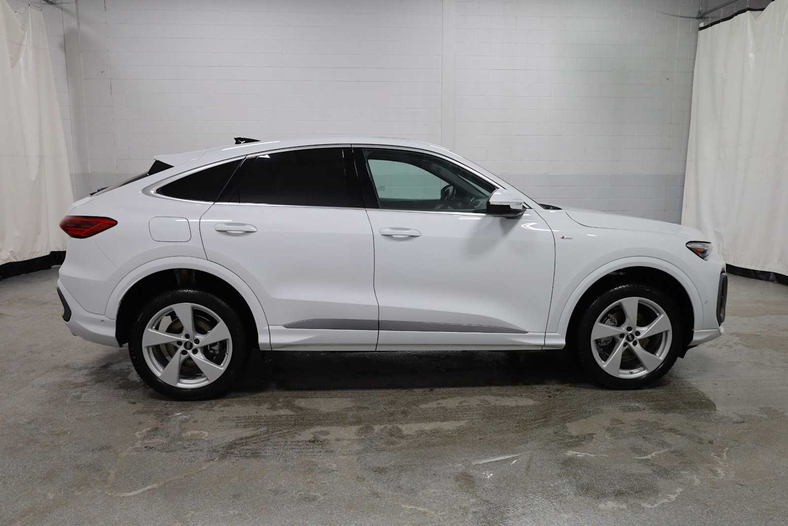 Thumbnail: 2025 Audi Q5 - 10