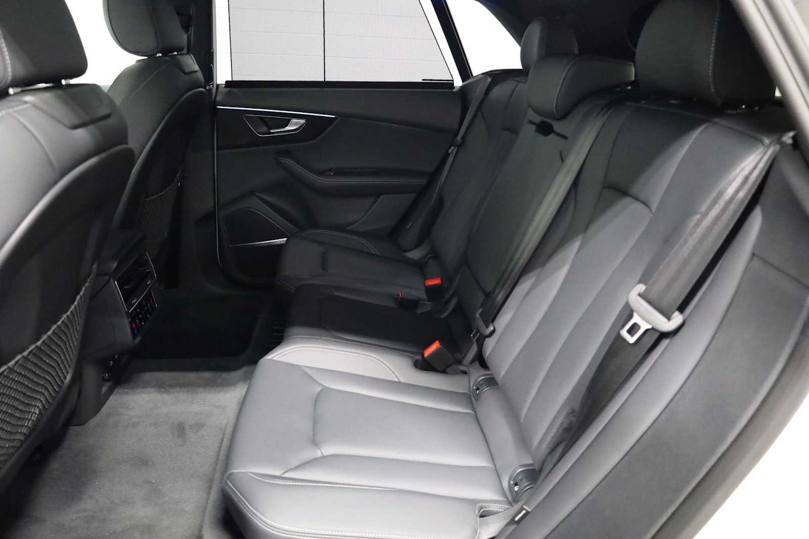 Thumbnail: 2026 Audi Q8 - 33