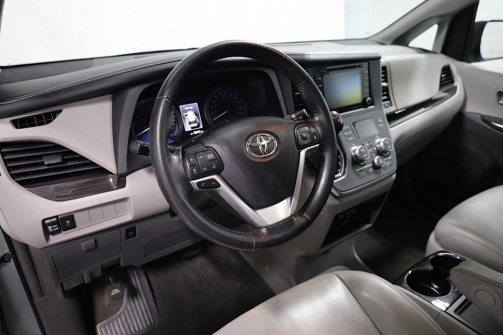 2019 Toyota Sienna XLE photo 4