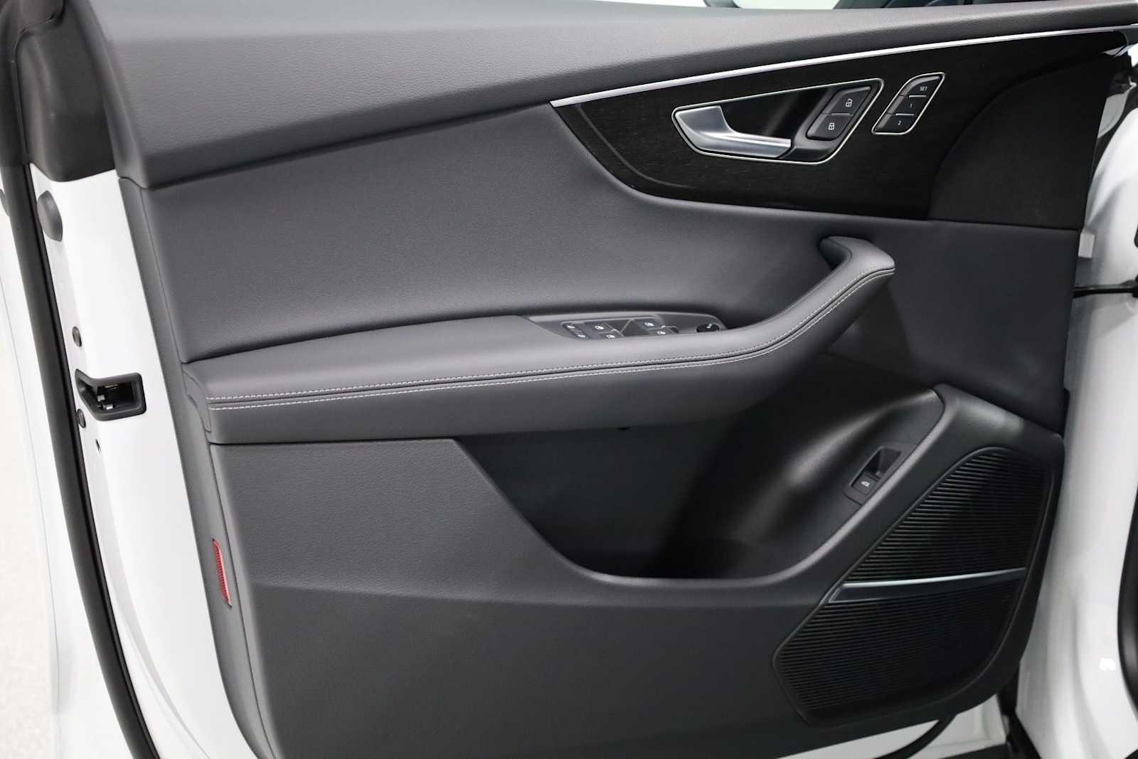 Thumbnail: 2026 Audi Q8 - 16