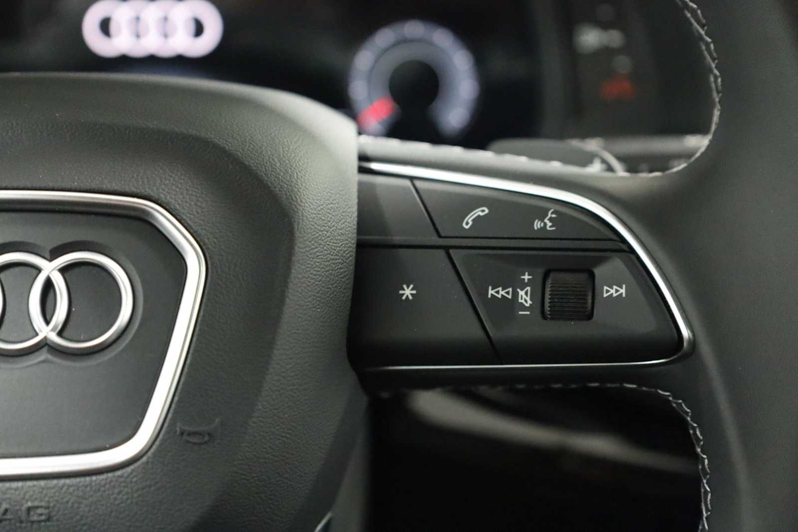 Thumbnail: 2026 Audi Q8 - 26