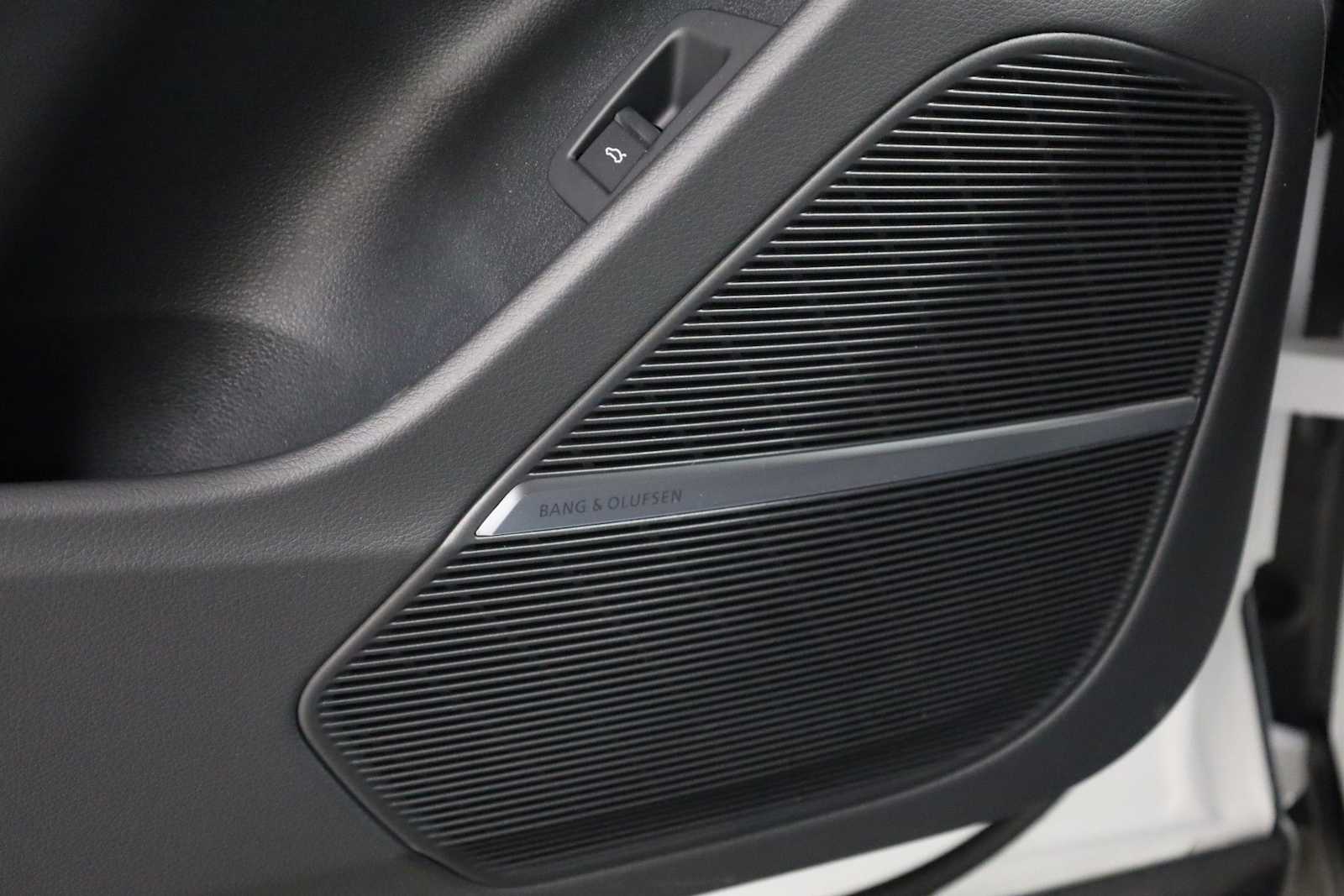 Thumbnail: 2026 Audi RS Q8 - 17