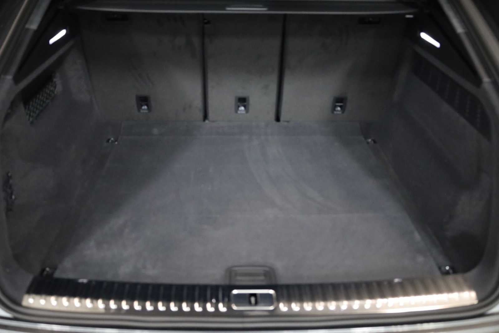 Thumbnail: 2026 Audi RS Q8 - 38