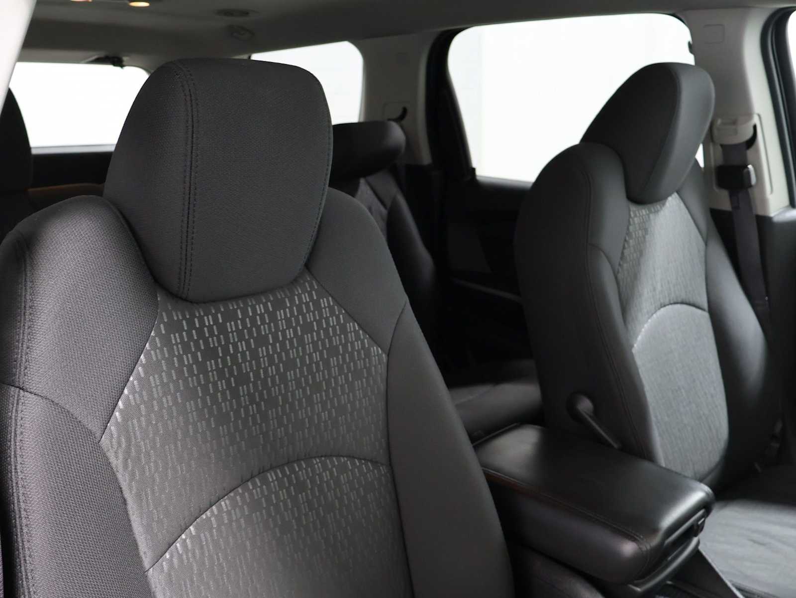Thumbnail: 2012 GMC Acadia - 19