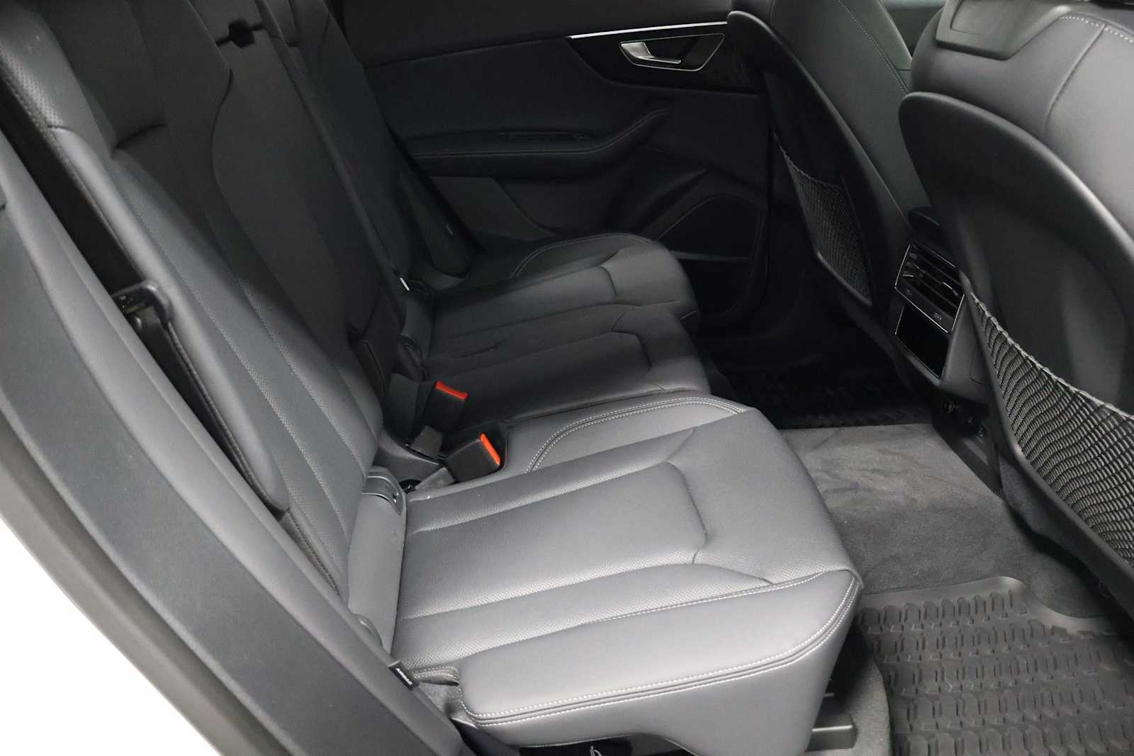 Thumbnail: 2025 Audi Q8 - 35