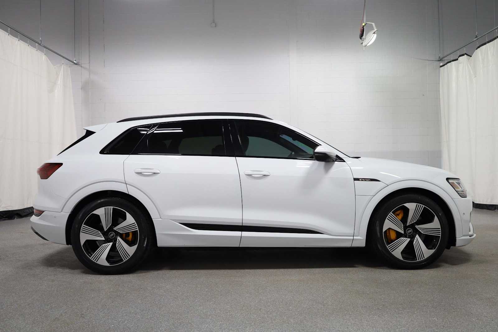 Thumbnail: 2023 Audi e-tron - 10
