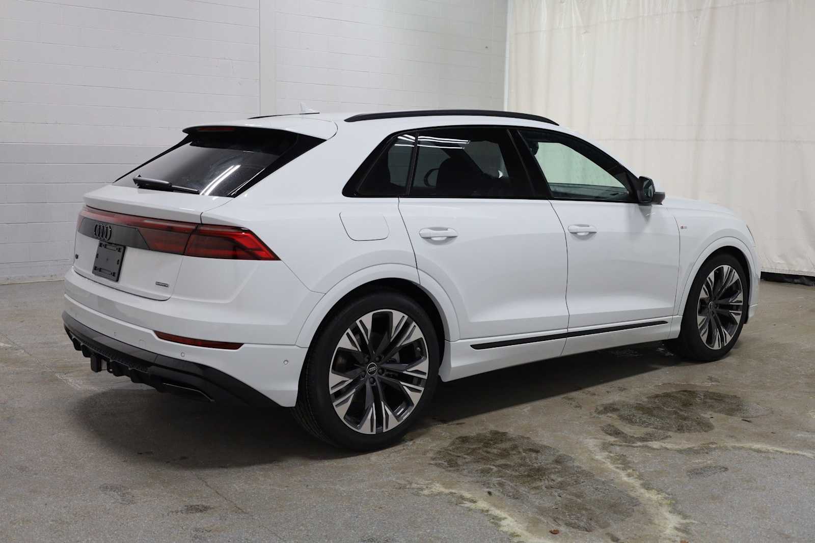 Thumbnail: 2026 Audi Q8 - 9