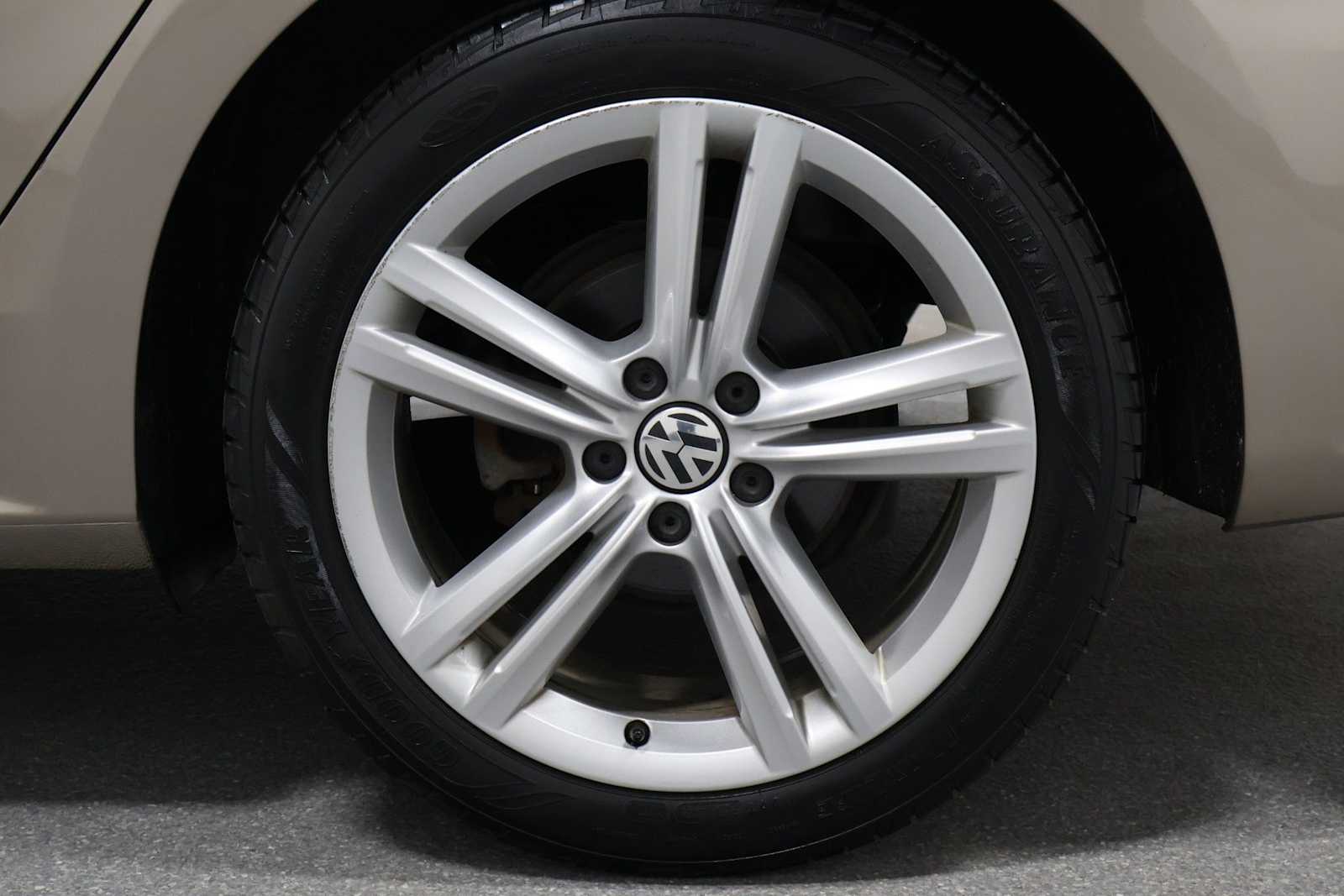 Thumbnail: 2015 Volkswagen Passat - 36