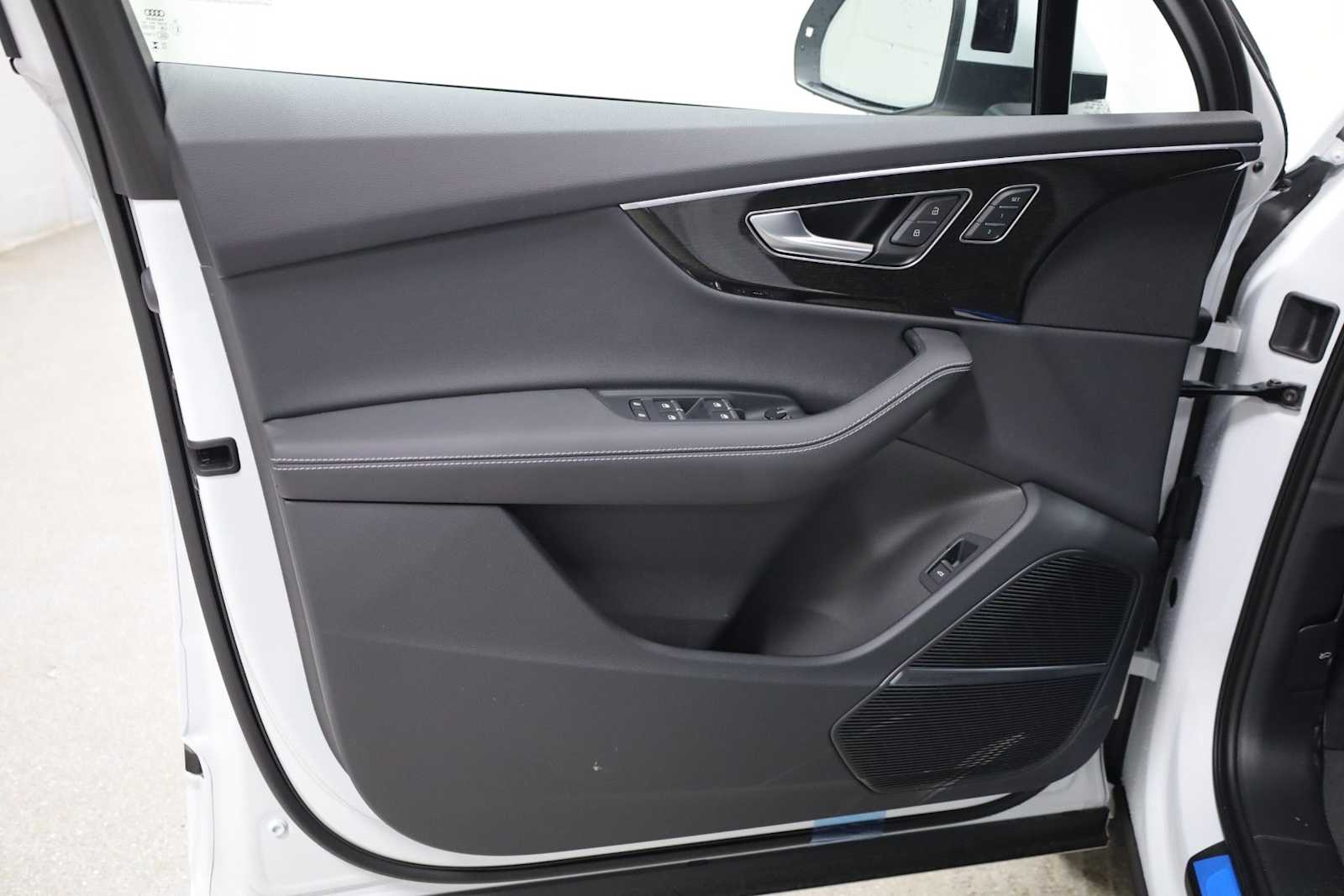 Thumbnail: 2026 Audi Q7 - 16