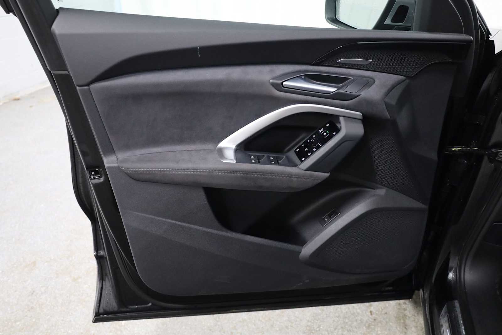 Thumbnail: 2025 Audi SQ5 - 16