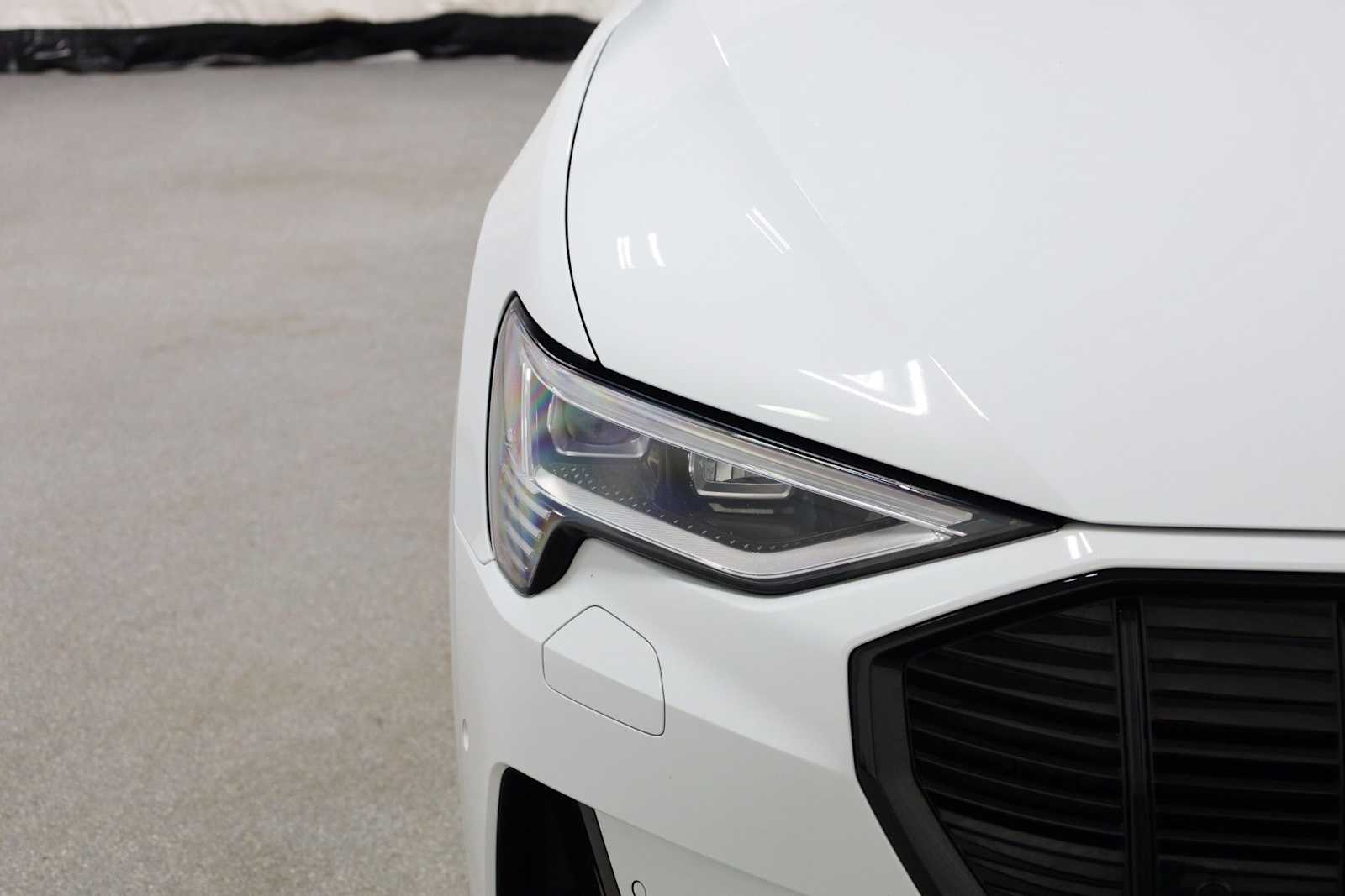 Thumbnail: 2023 Audi e-tron - 15