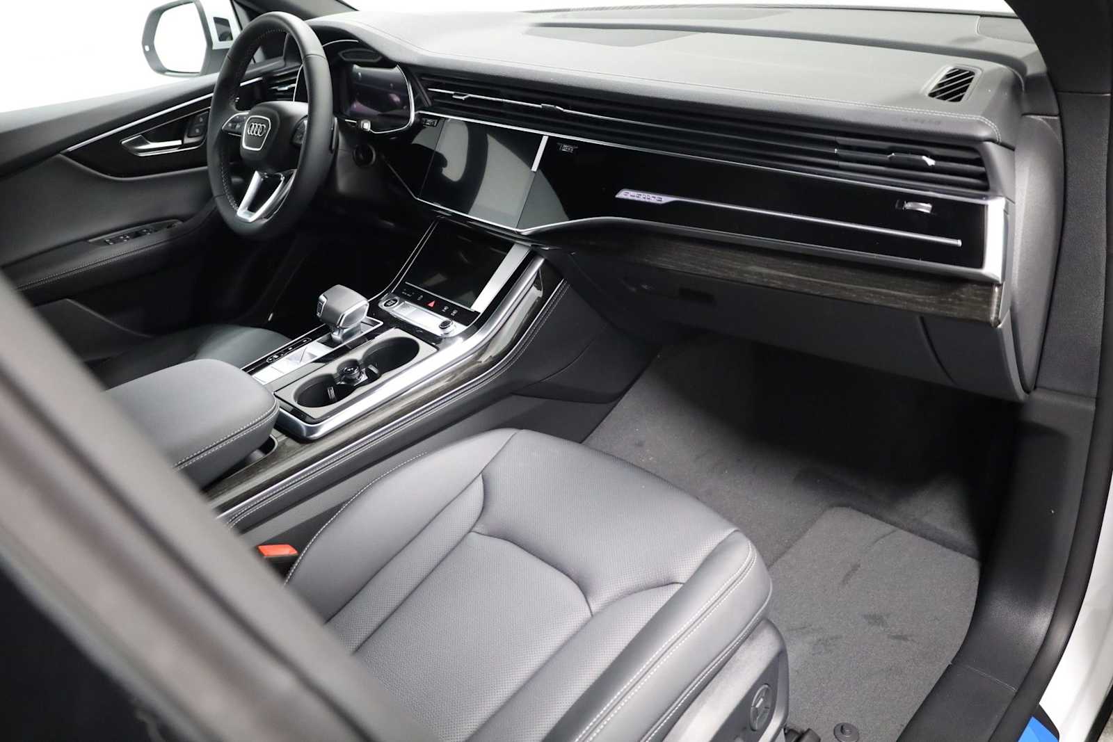 Thumbnail: 2026 Audi Q8 - 6