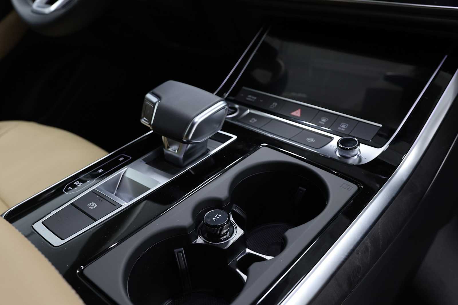 Thumbnail: 2025 Audi Q8 - 20