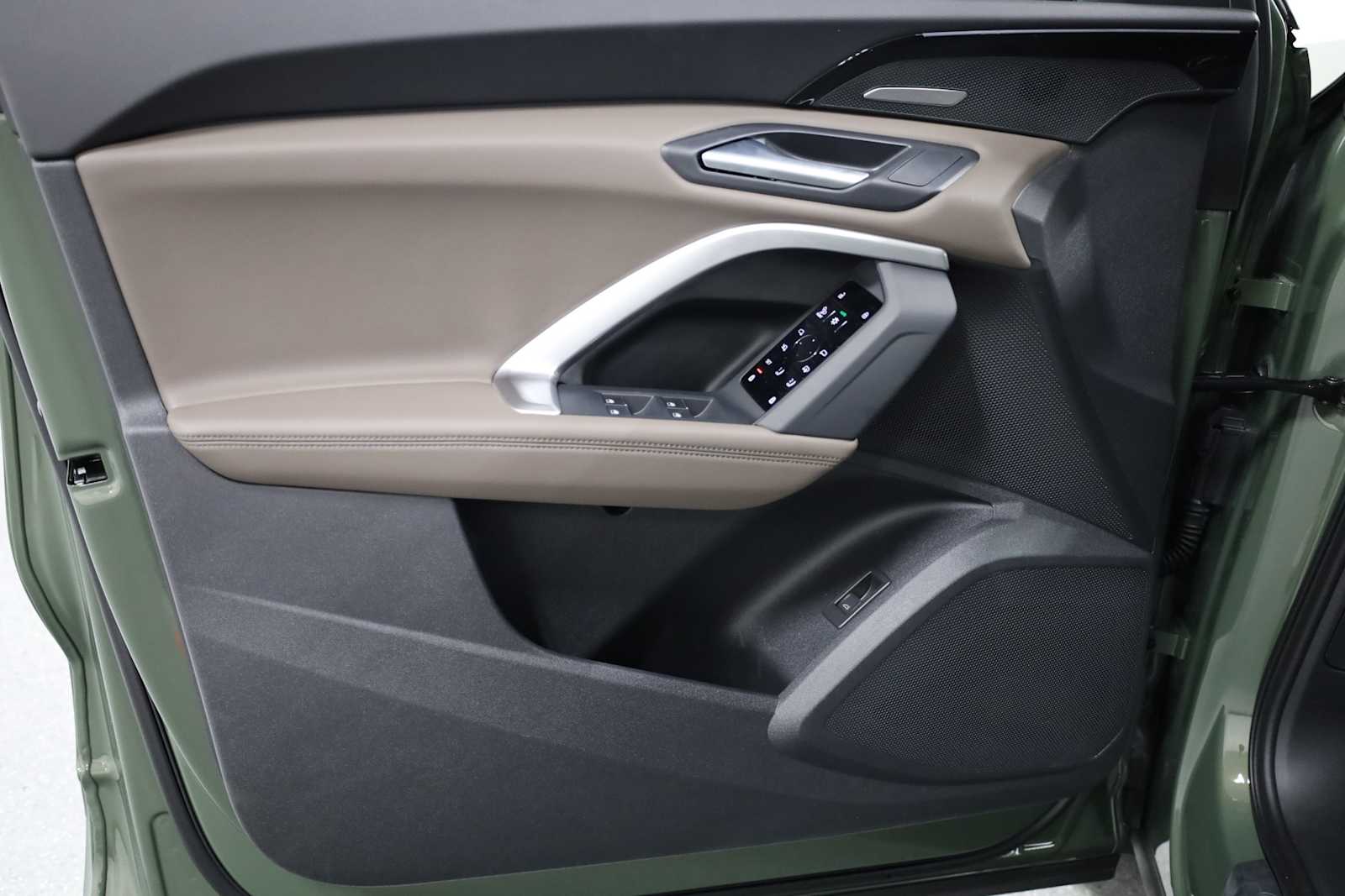 Thumbnail: 2025 Audi Q5 - 16