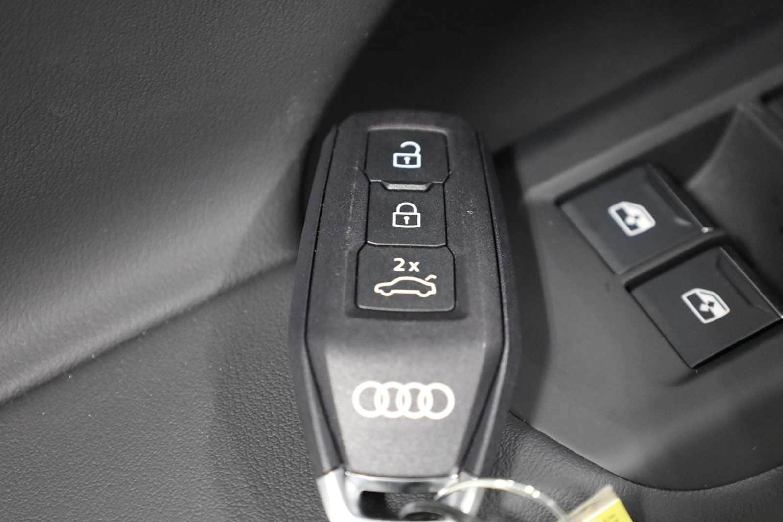 Thumbnail: 2025 Audi Q6 e-tron - 40